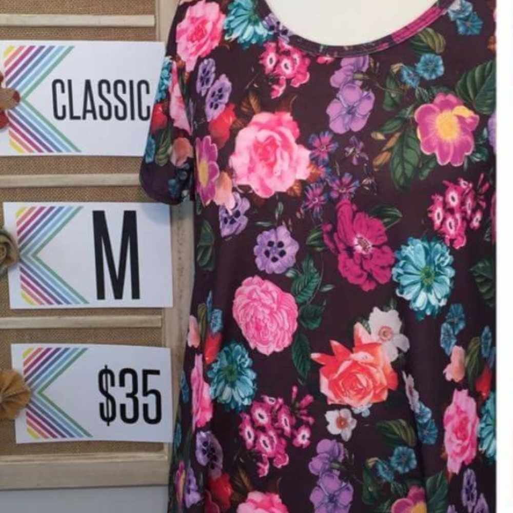 LulaRoe Medium Classic Tee with Gorgeous Roses
